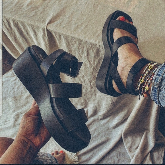 🚨LOW STOCK ALERT🚨// Black Strappy Chunky platform Sandal - Picture 2 of 5